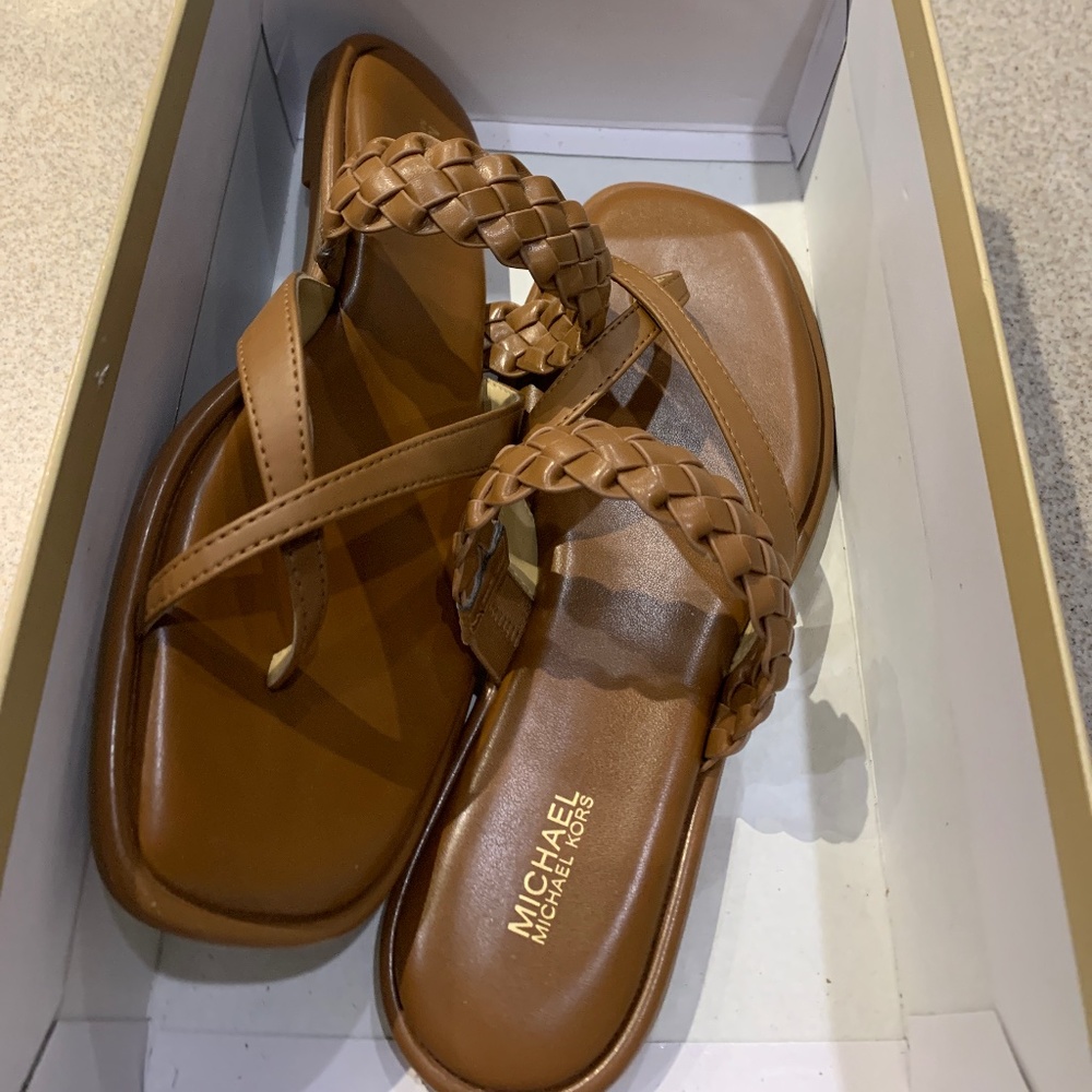 New Michael Kors Women's Alba Thong Flat Sandals size 9.0 in color luggage